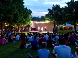 LaTeatru 72 Spectacol de teatru în aer liber, cu public și actori.