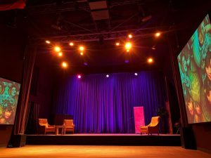 Scene decorată cu lumini și elemente vizuale dramatice.