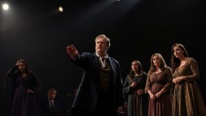 Actori pe scena teatrului reflectand probleme sociale